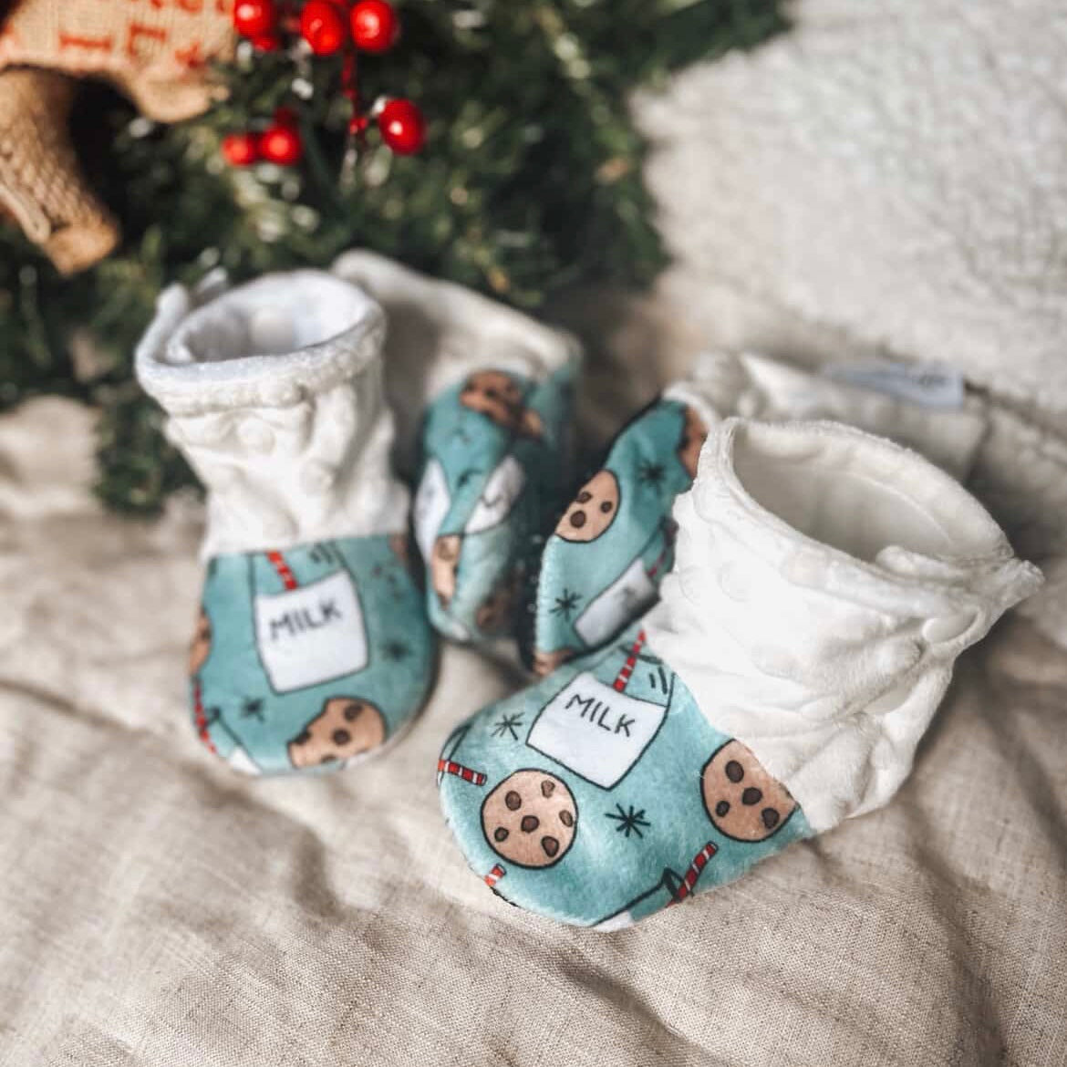 Pantoufles de Noël en Minky - Collaboration Mathely & Co X Création Jade - Biscuit et lait