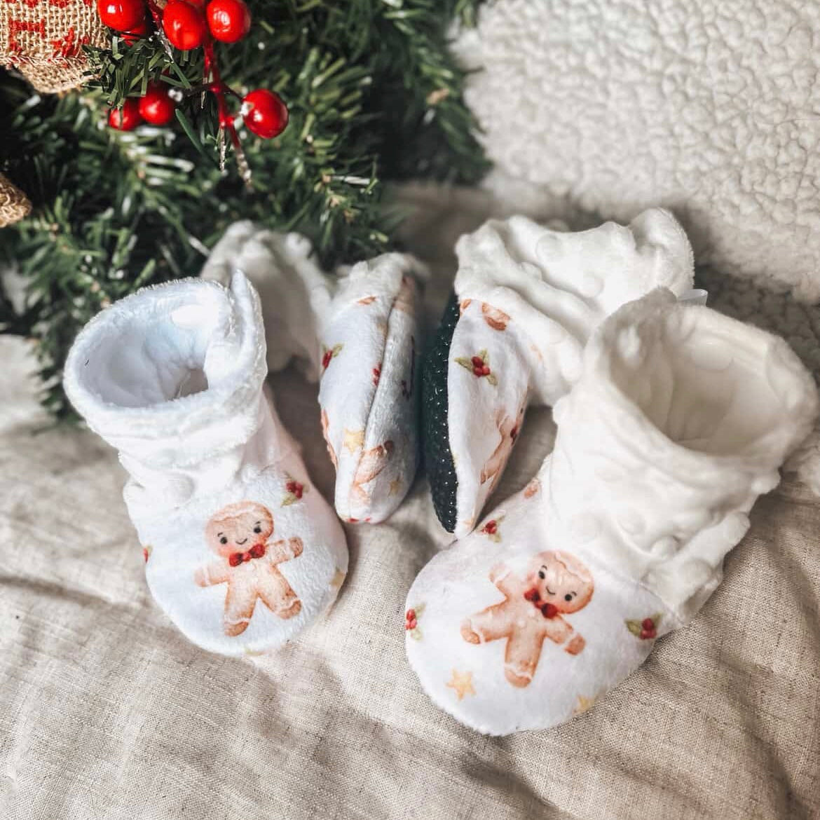 Pantoufles de Noël en Minky - Collaboration Mathely & Co X Création Jade - Bonhomme pain d'épice