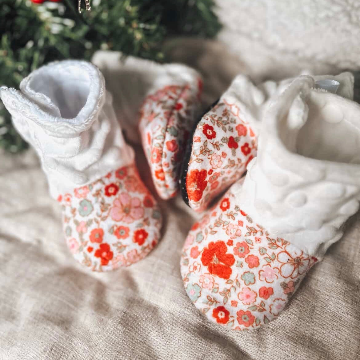 Pantoufles de Noël en Minky - Collaboration Mathely & Co X Création Jade - Christmas Flower