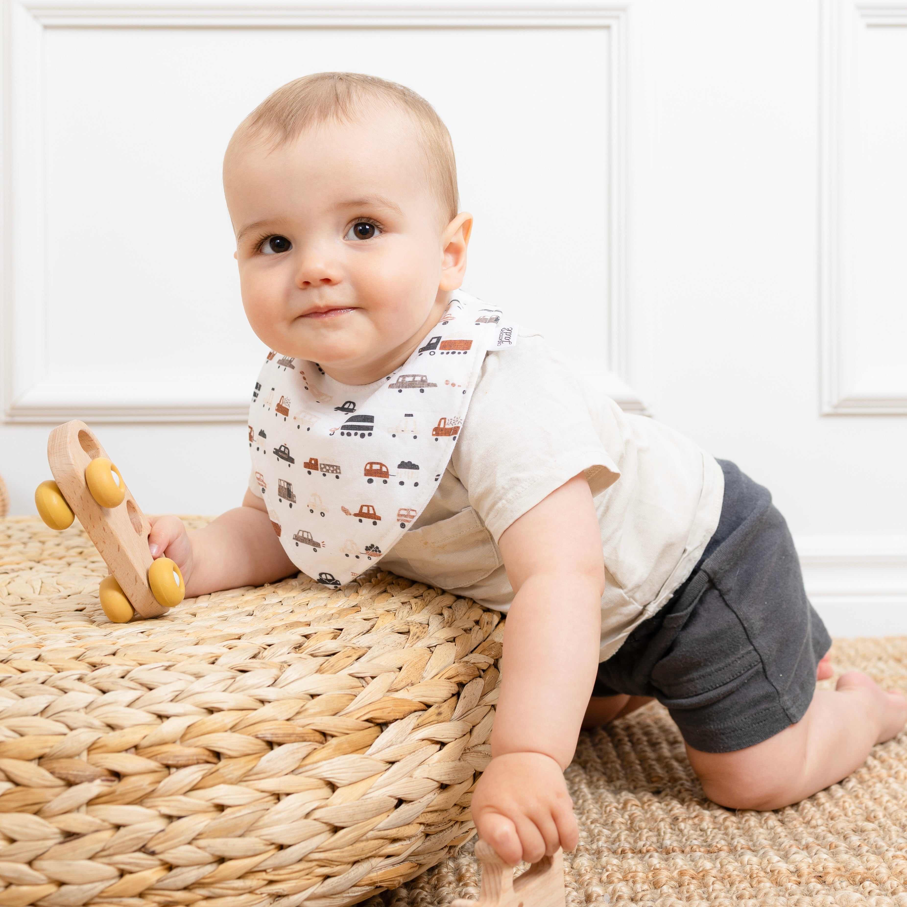 NOUVEAUTÉ - Bavoir Création Jade - Col en u - Camions vintages