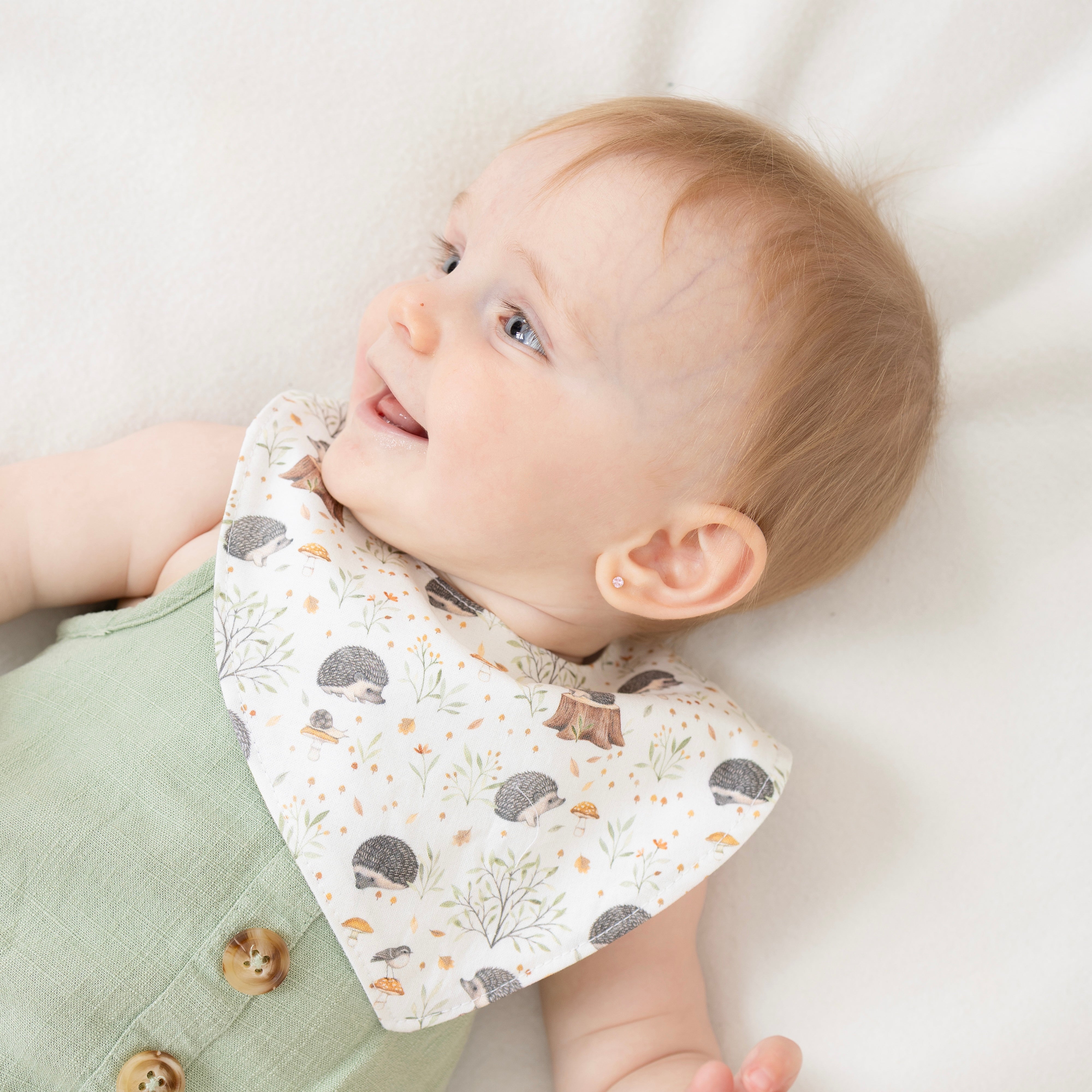 NOUVEAUTÉ - Bavoir Création Jade - Col en u - Hérissons curieux