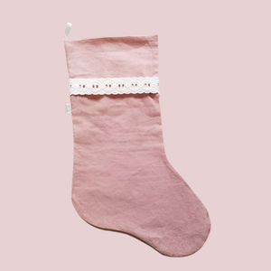 Bas de Noël en lin rose et dentelle