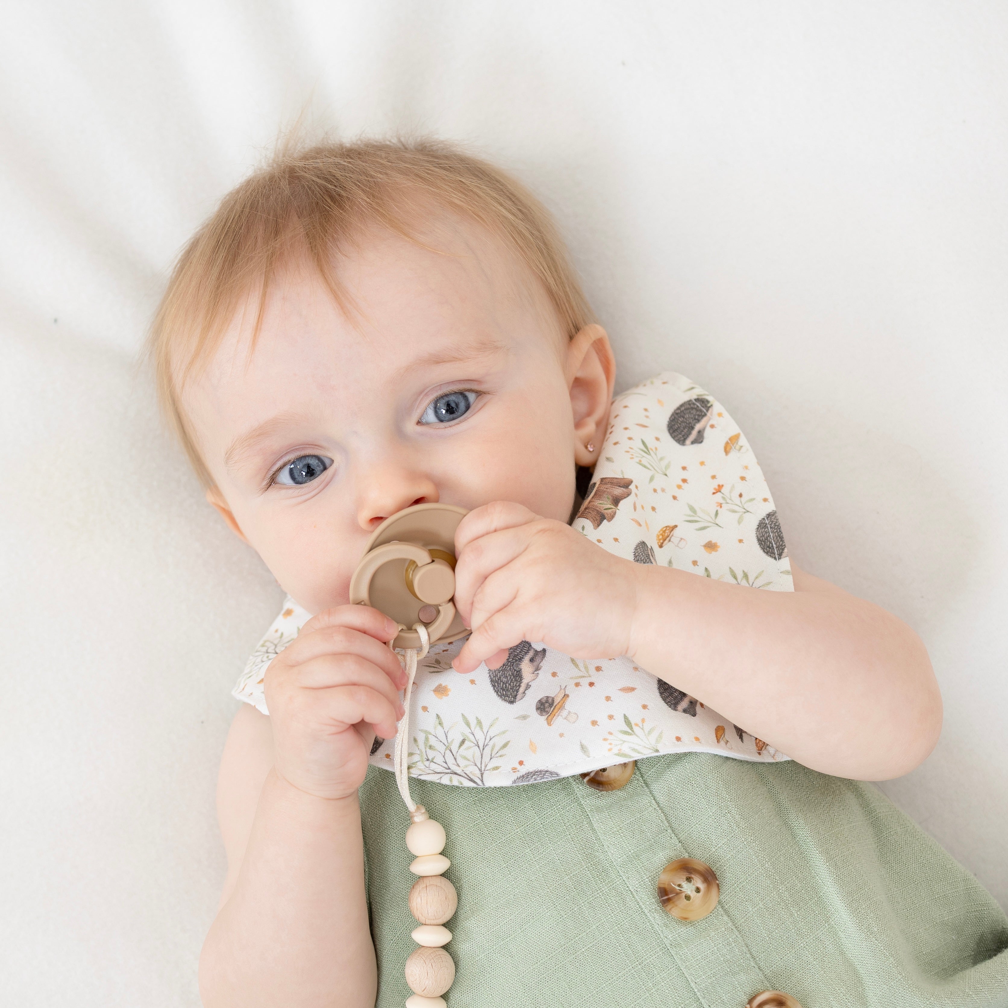 NOUVEAUTÉ - Bavoir Création Jade - Col en u - Hérissons curieux