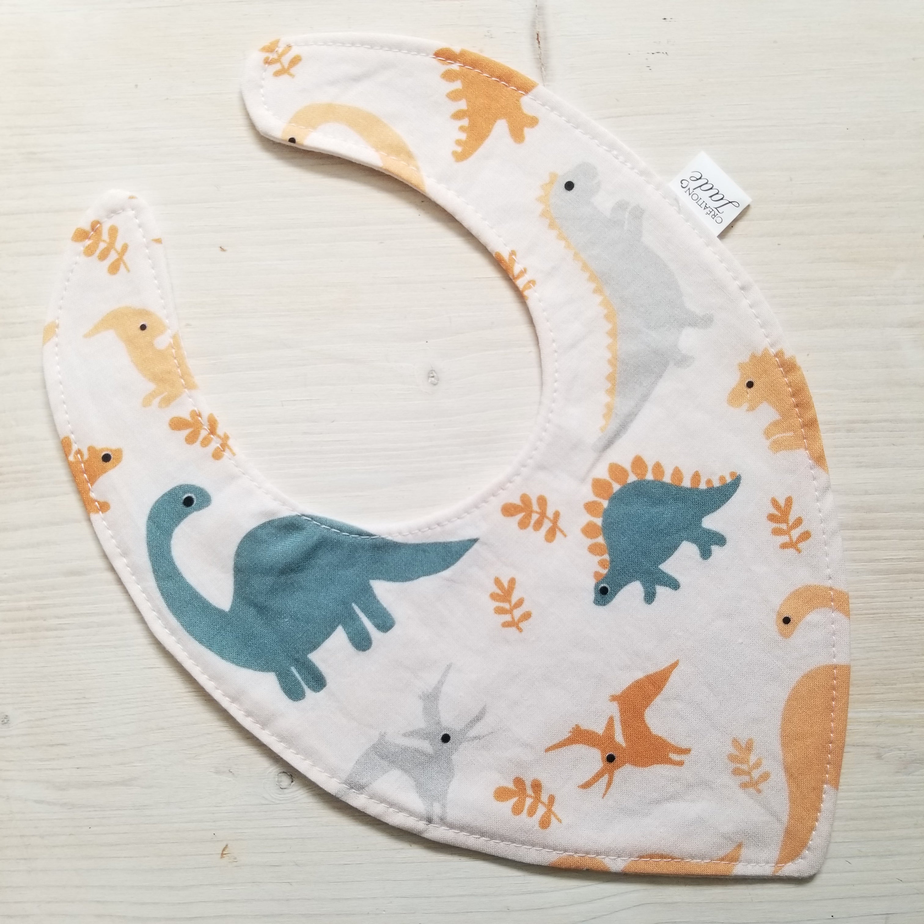 NOUVEAUTÉ - Bavoir Création Jade - Col en u - L'ère des dinosaures