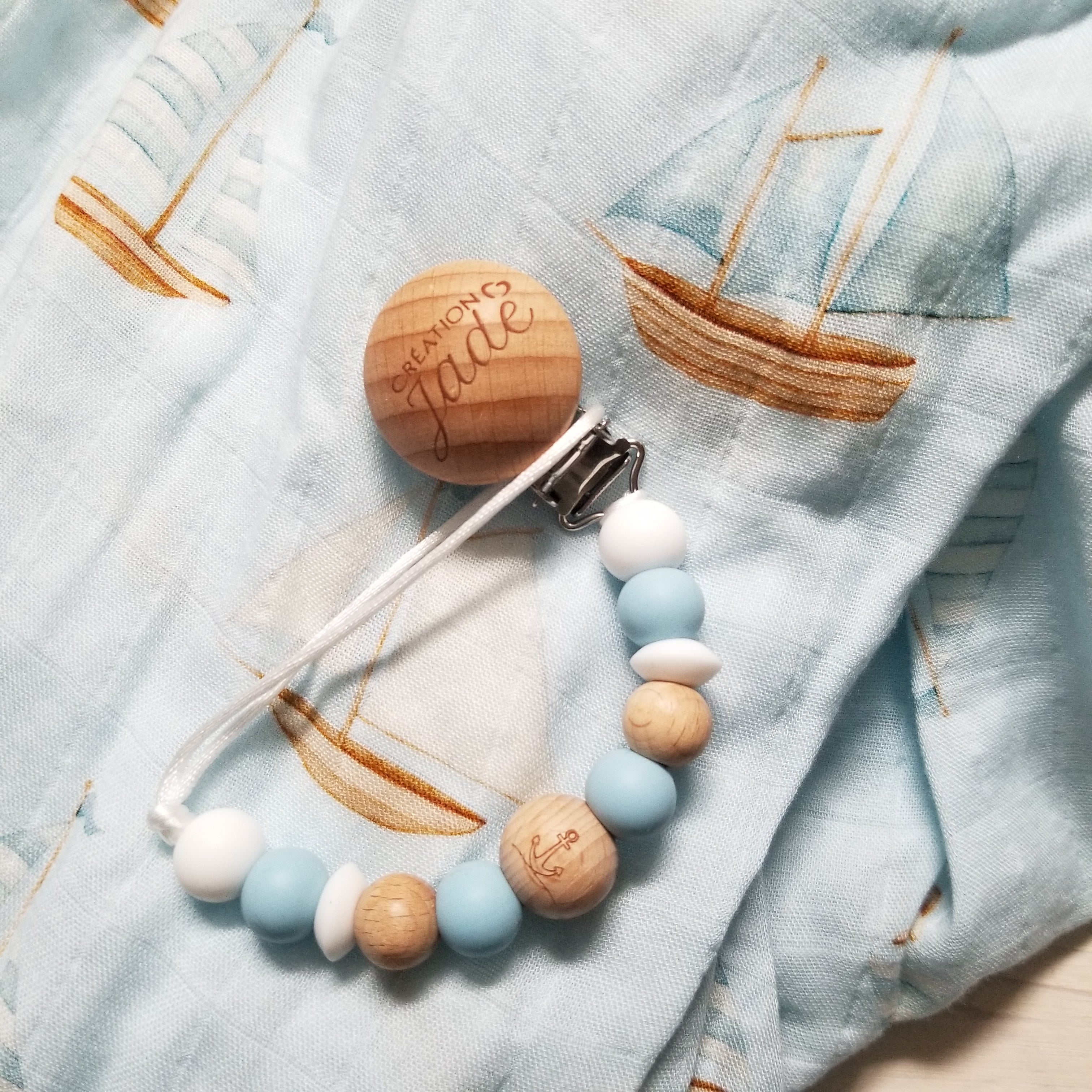 Nouveauté - Attache-suce Bois - Adorable - Mon Matelot