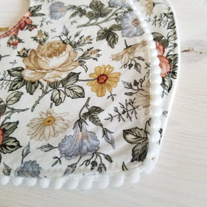 Bavoir Création Jade - Col en U - Fleurs vintage