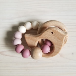 SOLDE 20$ - Hochet petit oiseau - Rose antique, rose profond et ivoire